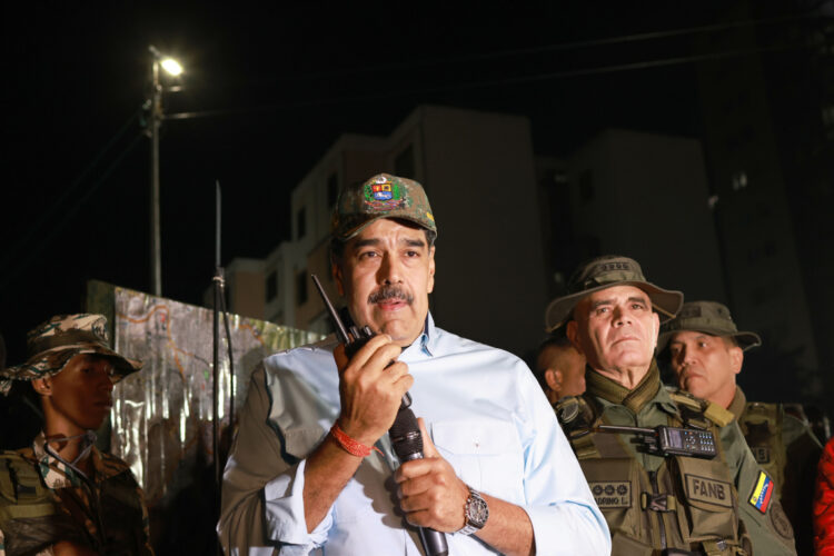 Maduro junto al ministro del Poder Popular para la Defensa, Vladimir Padrino López (d), durante la activación del 'Plan Independencia 200'. Foto: Jhonn Zerpa/ Prensa del Palacio de Miraflores/EFE.