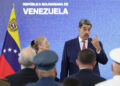 Maduro, acompañado de la primera dama, Cilia Flores, habla al final de una rueda de prensa en Caracas. Foto: Miguel Gutierrez/EFE.