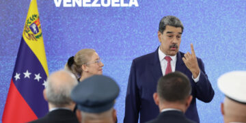 Maduro, acompañado de la primera dama, Cilia Flores, habla al final de una rueda de prensa en Caracas. Foto: Miguel Gutierrez/EFE.