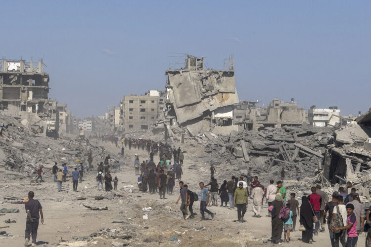 Miles de palestinos desplazados al sur de la Franja regresan a la Ciudad de Gaza con la esperanza de encontrar en pie sus casas. Foto: Ahmad Awad / EFE.