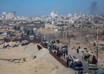 Miles de palestinos obligados a abandonar la ciudad de Gaza, lo cual no es garantía de vida. Foto: EFE/EPA/HAITHAM IMAD