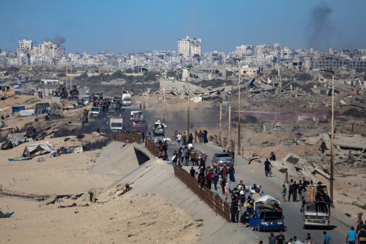 Miles de palestinos obligados a abandonar la ciudad de Gaza, lo cual no es garantía de vida. Foto: EFE/EPA/HAITHAM IMAD