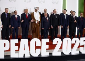 (De izq a dcha) El presidente turco, Recep Tayyip Erdogan, el presidente egipcio, Abdel Fattah al-Sisi, el presidente estadounidense, Donald Trump, el emir de Qatar, Cheikh Tamim ben Hamad al-Thani, el rey Abdullah II de Jordania y otros dignatarios posan durante la foto familiar en la Cumbre de Paz de Gaza en Sharm El-Sheikh, Egipto. Foto:  EFE/YOAN VALAT / POOL