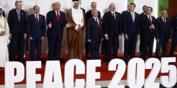 (De izq a dcha) El presidente turco, Recep Tayyip Erdogan, el presidente egipcio, Abdel Fattah al-Sisi, el presidente estadounidense, Donald Trump, el emir de Qatar, Cheikh Tamim ben Hamad al-Thani, el rey Abdullah II de Jordania y otros dignatarios posan durante la foto familiar en la Cumbre de Paz de Gaza en Sharm El-Sheikh, Egipto. Foto:  EFE/YOAN VALAT / POOL