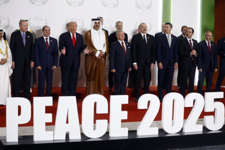 (De izq a dcha) El presidente turco, Recep Tayyip Erdogan, el presidente egipcio, Abdel Fattah al-Sisi, el presidente estadounidense, Donald Trump, el emir de Qatar, Cheikh Tamim ben Hamad al-Thani, el rey Abdullah II de Jordania y otros dignatarios posan durante la foto familiar en la Cumbre de Paz de Gaza en Sharm El-Sheikh, Egipto. Foto:  EFE/YOAN VALAT / POOL