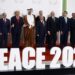 (De izq a dcha) El presidente turco, Recep Tayyip Erdogan, el presidente egipcio, Abdel Fattah al-Sisi, el presidente estadounidense, Donald Trump, el emir de Qatar, Cheikh Tamim ben Hamad al-Thani, el rey Abdullah II de Jordania y otros dignatarios posan durante la foto familiar en la Cumbre de Paz de Gaza en Sharm El-Sheikh, Egipto. Foto:  EFE/YOAN VALAT / POOL