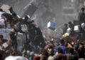 Palestinos recogen ayuda humanitaria de un camión que llegó a Khan Yunis, en el sur de la Franja de Gaza, el 12 de octubre de 2025. Foto: EFE/EPA/HAITHAM IMAD