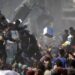 Palestinos recogen ayuda humanitaria de un camión que llegó a Khan Yunis, en el sur de la Franja de Gaza, el 12 de octubre de 2025. Foto: EFE/EPA/HAITHAM IMAD