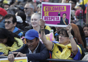 Miles de colombianos se congregaron este viernes en Bogotá en respaldo al presidente  Gustavo Petro en su pulseada con EE.UU. Foto: EFE/ Carlos Ortega