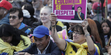 Miles de colombianos se congregaron este viernes en Bogotá en respaldo al presidente  Gustavo Petro en su pulseada con EE.UU. Foto: EFE/ Carlos Ortega