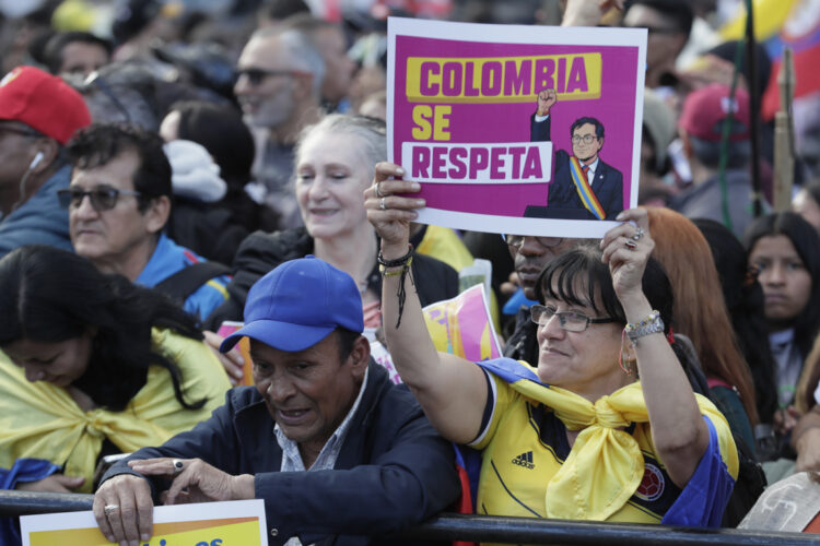 Miles de colombianos se congregaron este viernes en Bogotá en respaldo al presidente  Gustavo Petro en su pulseada con EE.UU. Foto: EFE/ Carlos Ortega