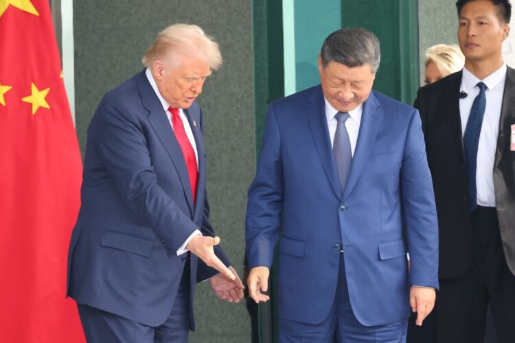 Trump y Xi hablaron cara a cara en Busan, Corea del Sur, logrando cierta distensión comercial.  Foto: EFE/EPA/YONHAP SOUTH KOREA OUT