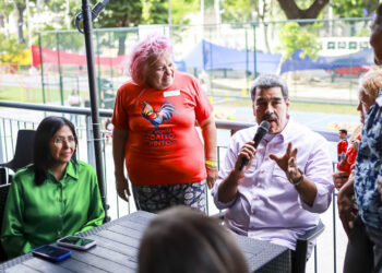 El presidente Nicolás Maduro junto a la vicepresidenta Delcy Rodríguez-blusa verde-  en Caracas. Foto: EFE/ Palacio Miraflores