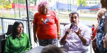 El presidente Nicolás Maduro junto a la vicepresidenta Delcy Rodríguez-blusa verde-  en Caracas. Foto: EFE/ Palacio Miraflores