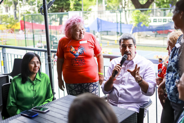 El presidente Nicolás Maduro junto a la vicepresidenta Delcy Rodríguez-blusa verde-  en Caracas. Foto: EFE/ Palacio Miraflores