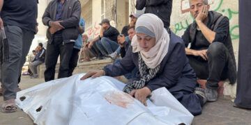 Una mujer llora la muerte de un familiar en Gaza como consecuencia de ataques de Israel a pesar del alto al fuego vigente con Hamás. Foto: Ahmad Awad / EFE.