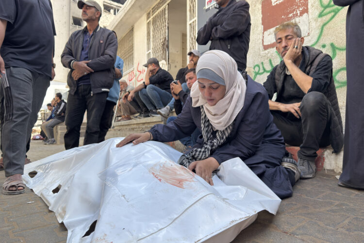 Una mujer llora la muerte de un familiar en Gaza como consecuencia de ataques de Israel a pesar del alto al fuego vigente con Hamás. Foto: Ahmad Awad / EFE.