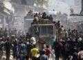 Camiones con alimentos llegan a cuentagotas a territorio de Gaza. Foto: EPA/HAITHAM IMAD