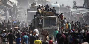 Camiones con alimentos llegan a cuentagotas a territorio de Gaza. Foto: EPA/HAITHAM IMAD