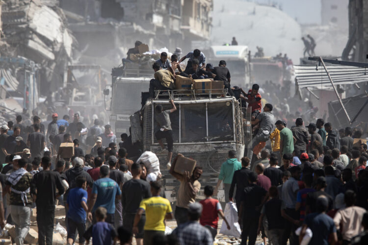 Camiones con alimentos llegan a cuentagotas a territorio de Gaza. Foto: EPA/HAITHAM IMAD