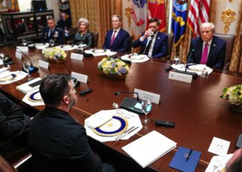El presidente de Ucrania, Volodímir Zelenski (al frente), y el presidente de Estados Unidos, Donald J. Trump (derecha), participan en una reunión bilateral en la Sala de Gabinete de la Casa Blanca en Washington, D.C., EE.UU., el 17 de octubre de 2025. Foto: Aaron Schwartz / EFE / EPA / POOL.