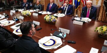 El presidente de Ucrania, Volodímir Zelenski (al frente), y el presidente de Estados Unidos, Donald J. Trump (derecha), participan en una reunión bilateral en la Sala de Gabinete de la Casa Blanca en Washington, D.C., EE.UU., el 17 de octubre de 2025. Foto: Aaron Schwartz / EFE / EPA / POOL.