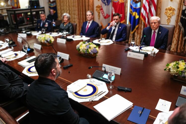 El presidente de Ucrania, Volodímir Zelenski (al frente), y el presidente de Estados Unidos, Donald J. Trump (derecha), participan en una reunión bilateral en la Sala de Gabinete de la Casa Blanca en Washington, D.C., EE.UU., el 17 de octubre de 2025. Foto: Aaron Schwartz / EFE / EPA / POOL.
