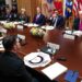 El presidente de Ucrania, Volodímir Zelenski (al frente), y el presidente de Estados Unidos, Donald J. Trump (derecha), participan en una reunión bilateral en la Sala de Gabinete de la Casa Blanca en Washington, D.C., EE.UU., el 17 de octubre de 2025. Foto: Aaron Schwartz / EFE / EPA / POOL.