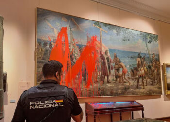Acción de protesta del movimiento civil Futuro Vegetal sobre el lienzo “Primer homenaje a Cristóbal Colón”, en el Museo Naval de Madrid. Foto: EFE/ Gaspar Ruiz-Canela.