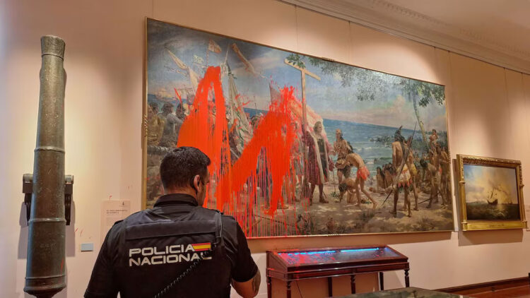 Acción de protesta del movimiento civil Futuro Vegetal sobre el lienzo “Primer homenaje a Cristóbal Colón”, en el Museo Naval de Madrid. Foto: EFE/ Gaspar Ruiz-Canela.