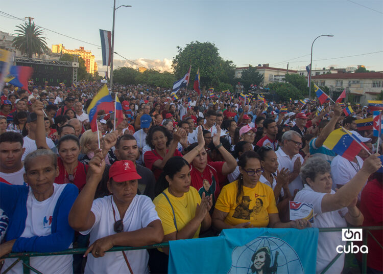 Acto organizado por el gobierno cubano en octubre de 2025 en apoyo a las hostilidades de Estados Unidos contra Venezuela. Foto: Otmaro Rodríguez.