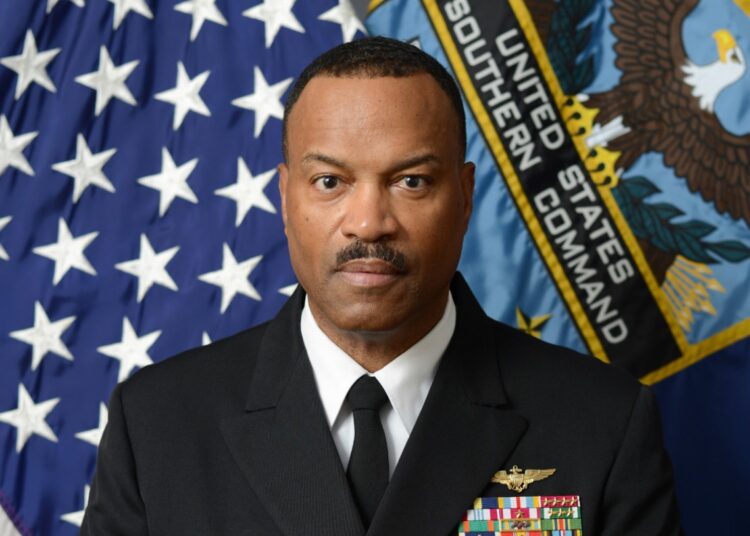 El almirante estadounidense Alvin Holsey, jefe del Comando Sur, a cargo de las operaciones militares en el Caribe cerca de Venezuela, planea retirarse a finales de este año, informó este jueves el secretario de Guerra, Pete Hegseth. EFE/William J. Seifert/Comando Sur.