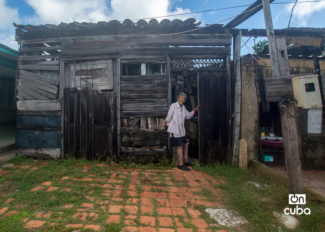 Un anciano en la puerta de una casa en malas condiciones, en San José de las Lajas. Foto: Otmaro Rodríguez.