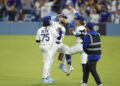 Andy Pagés (al centro) celebra el pase de los Dodgers a la Serie Mundial por segundo año consecutivo. Foto: Caroline Brehman/EFE/EPA.