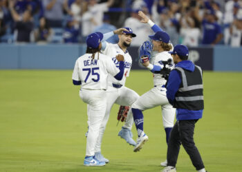 Andy Pagés (al centro) celebra el pase de los Dodgers a la Serie Mundial por segundo año consecutivo. Foto: Caroline Brehman/EFE/EPA.