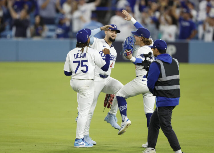 Andy Pagés (al centro) celebra el pase de los Dodgers a la Serie Mundial por segundo año consecutivo. Foto: Caroline Brehman/EFE/EPA.