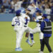 Andy Pagés (al centro) celebra el pase de los Dodgers a la Serie Mundial por segundo año consecutivo. Foto: Caroline Brehman/EFE/EPA.