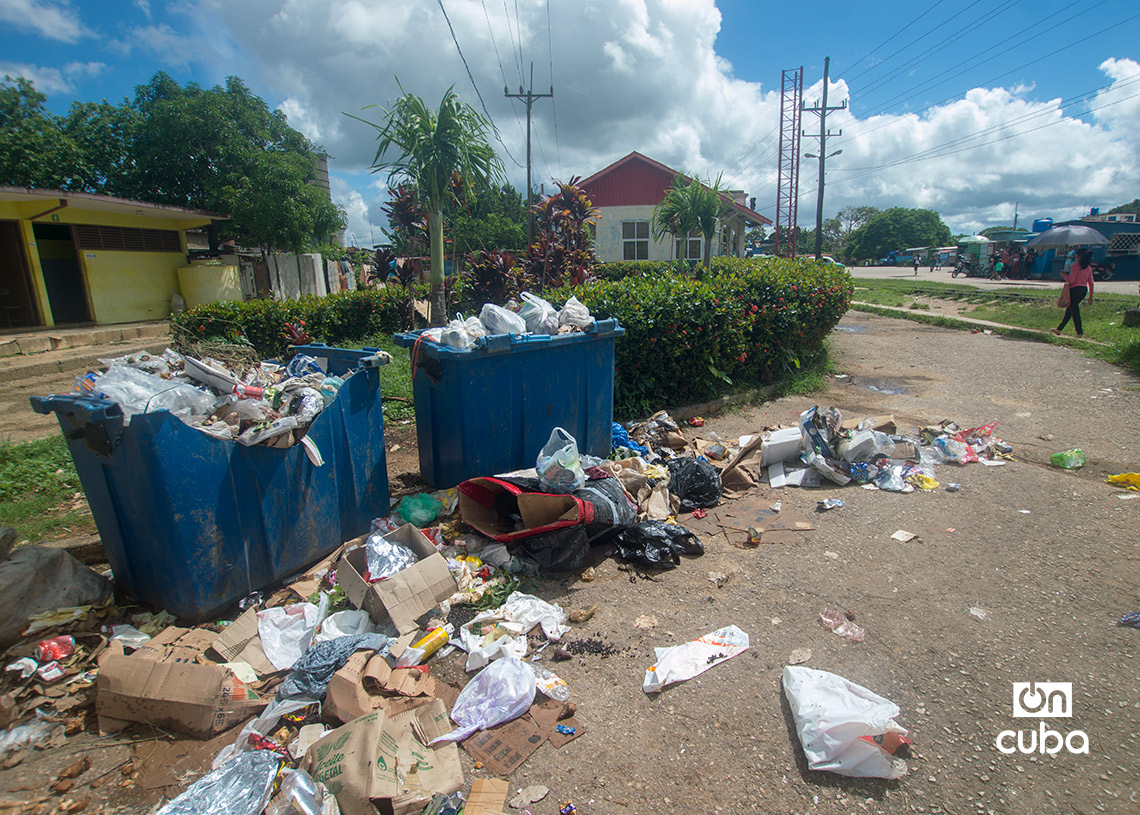 Basura en la antigua terminal de trenes, en San José de las Lajas. Foto: Otmaro Rodríguez.