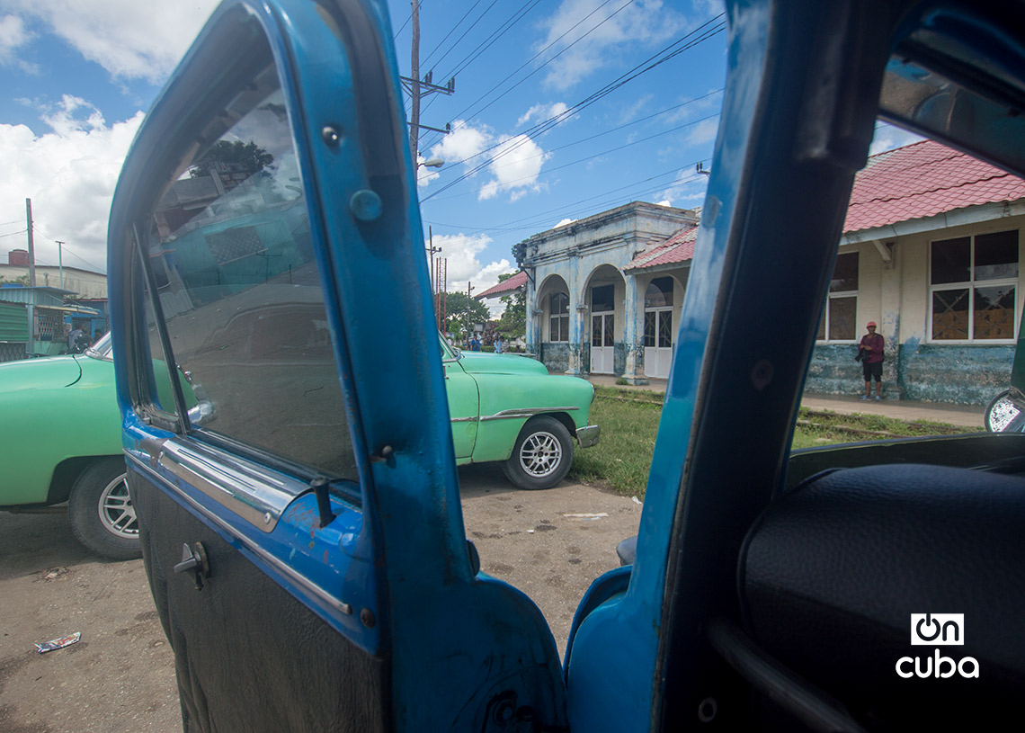 Boteros en piquera de San José de las Lajas, Mayabeque. Foto: Otmaro Rodríguez.