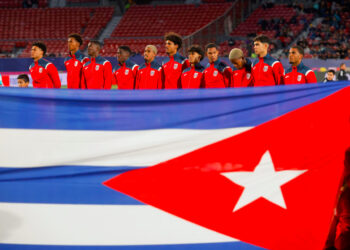 Jugadores de Cuba formaron este sábado, previo a un partido del grupo D de la Copa Mundial Sub-20 entre Australia y Cuba en el estadio Nacional Julio Martínez Prádanos , en Santiago (Chile). EFE/ Esteban Garay