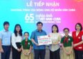 Escuela Primaria Cuba (Hanoi) al momento de donar 10 millones de VND. Foto: Facebook/Embajada de Cuba en Vietnam.