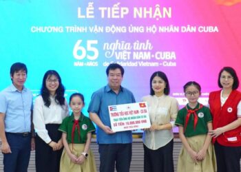 Escuela Primaria Cuba (Hanoi) al momento de donar 10 millones de VND. Foto: Facebook/Embajada de Cuba en Vietnam.
