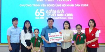 Escuela Primaria Cuba (Hanoi) al momento de donar 10 millones de VND. Foto: Facebook/Embajada de Cuba en Vietnam.