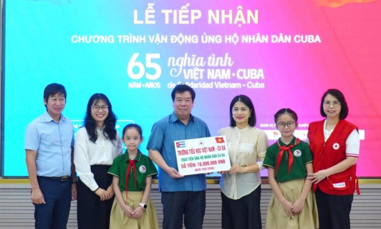 Escuela Primaria Cuba (Hanoi) al momento de donar 10 millones de VND. Foto: Facebook/Embajada de Cuba en Vietnam.