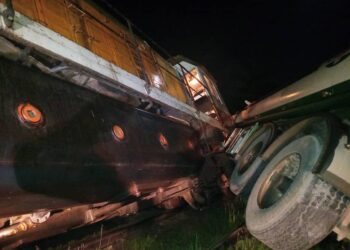 Choque entre un tren y un camión cisterna en Camagüey. Foto: Facebook/Eduardo Rodríguez Dávila.