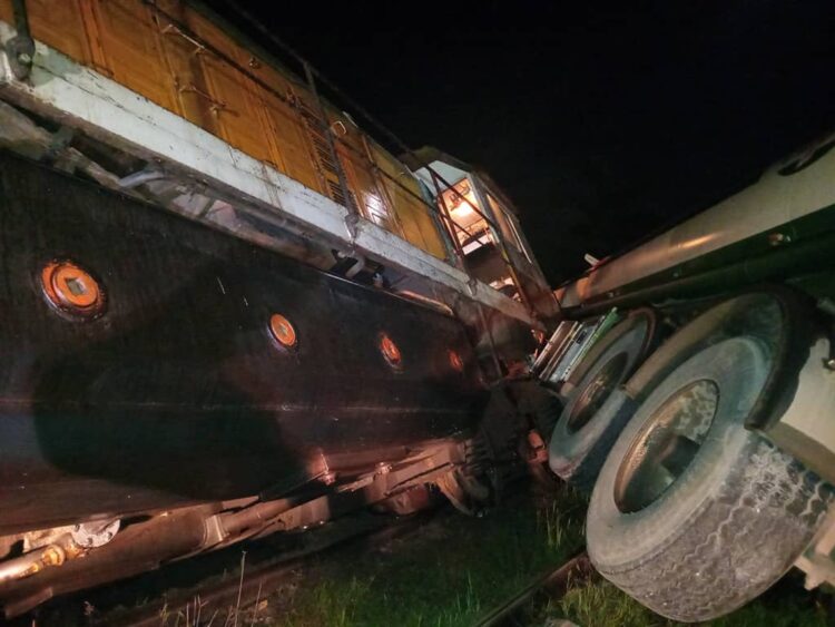 Choque entre un tren y un camión cisterna en Camagüey. Foto: Facebook/Eduardo Rodríguez Dávila.