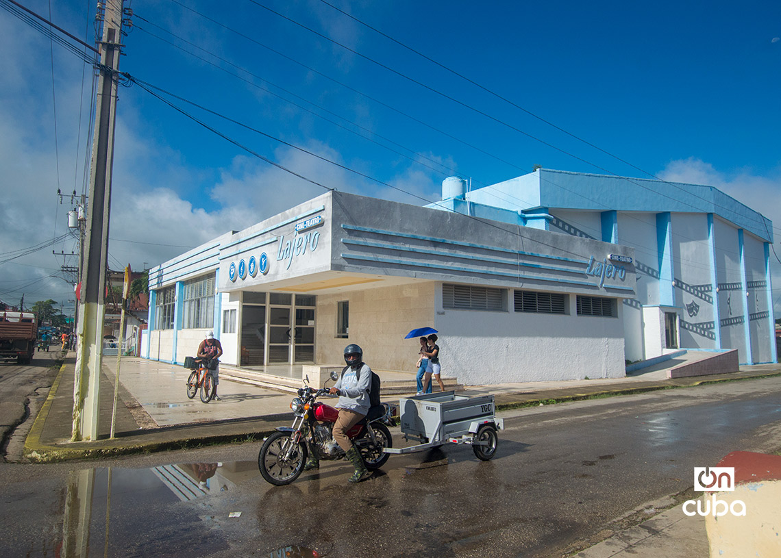 Cine-Teatro Lajero, en San José de las Lajas. Foto: Otmaro Rodríguez.