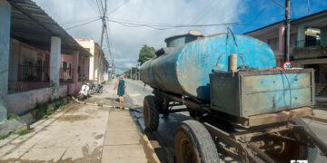 Pipa de agua en San José de las Lajas, Mayabeque. Foto: Otmaro Rodríguez.