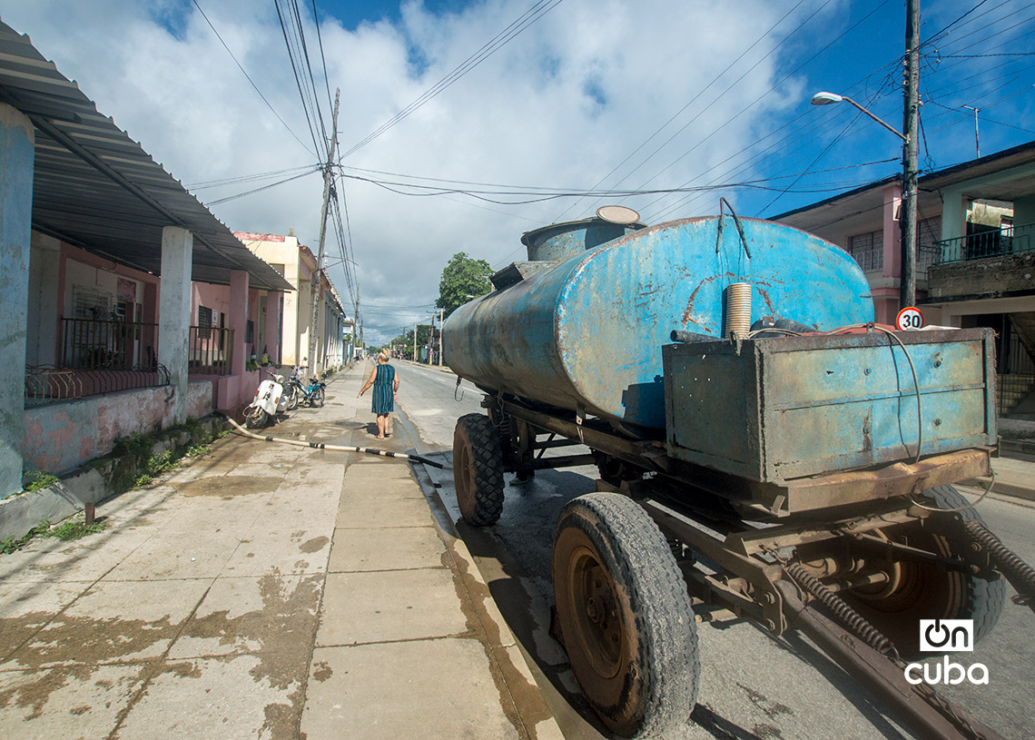 Pipa de agua en San José de las Lajas, Mayabeque. Foto: Otmaro Rodríguez.