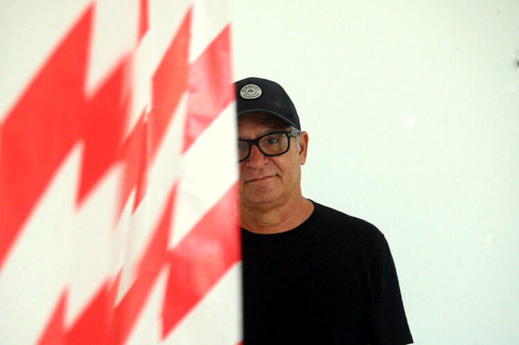 El artista detrás de Decisión Irreversible, de 2011, una cinta de perimetraje policial desenrollada y picada en tiras que ya no puede ser rebobinada. Foto: AMD